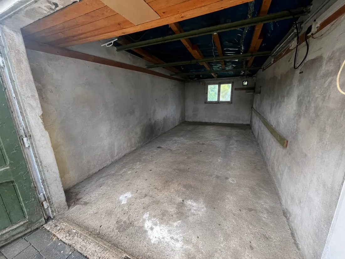 Dieselbe Garage nach der Entrümpelung: vollständig leergeräumt und besenrein gefegt